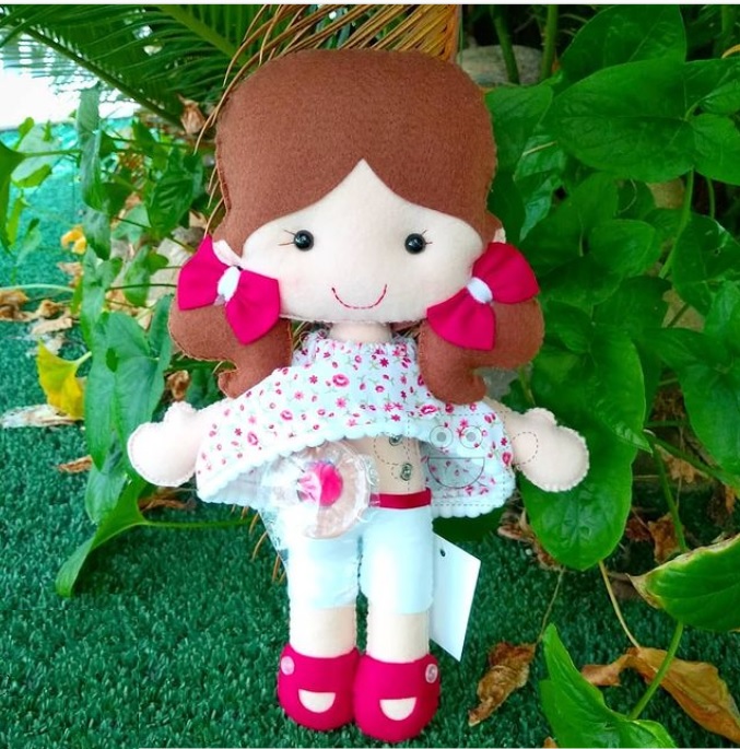 5 Bonequinha estomizada_Almophadinhas Foto mostra bonequinha de pano com bolsa de colostomia