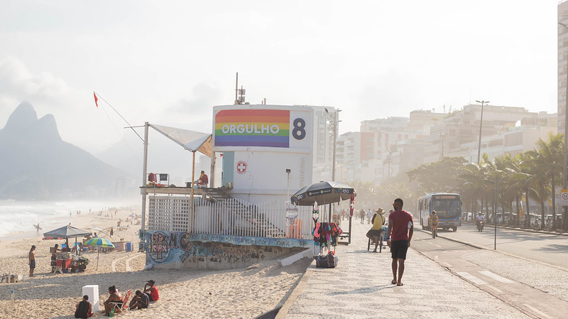 Para celebrar o mês do Orgulho LGBTI+, os postos da orla do Rio estão receberam painéis