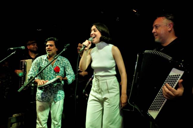 A cantora Roberta Sá foi uma das canjas da noite e se tornou a madrinha do Forró da Gávea, a convite de Pedro Miranda.