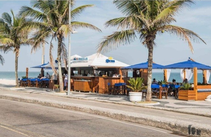 Foto mostra quiosque na praia Gávea Beach Club