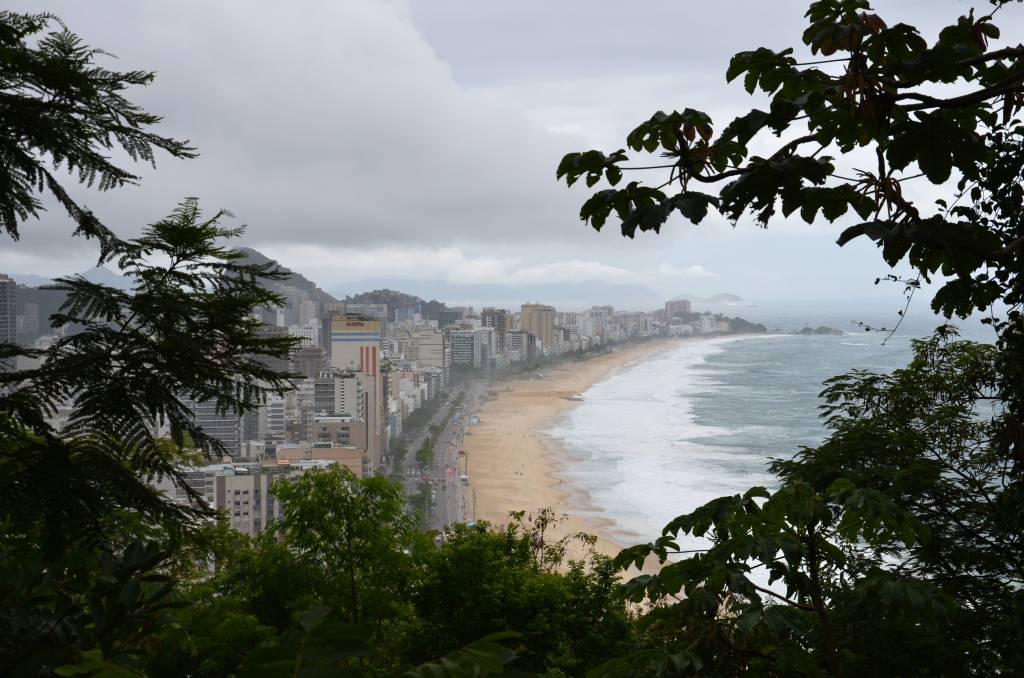 Foto mostra praia de Ipanema com tempo chuvoso