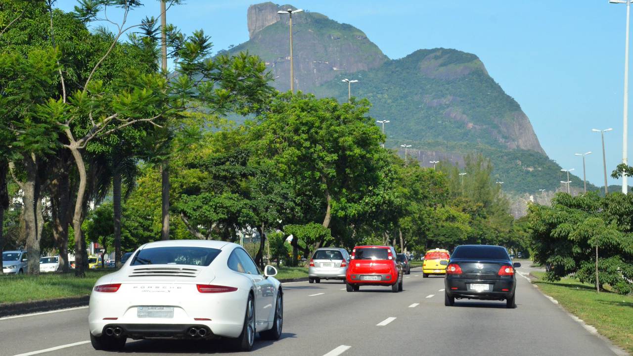 Foto mostra via com carros na Barra da Tijuca