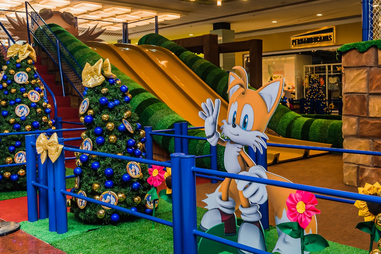 Foto mostra decoração de Natal com tema do Sonic com escorrega