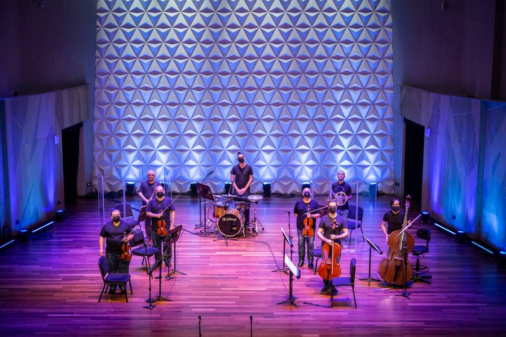 Um octeto da Orquestra Petrobras Sinfônica no palco, com seus instrumentos.