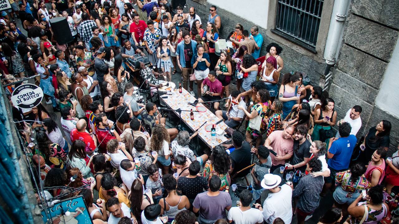 A Rua do Ouvidor cheia durante o Samba da Volta, vista de cima