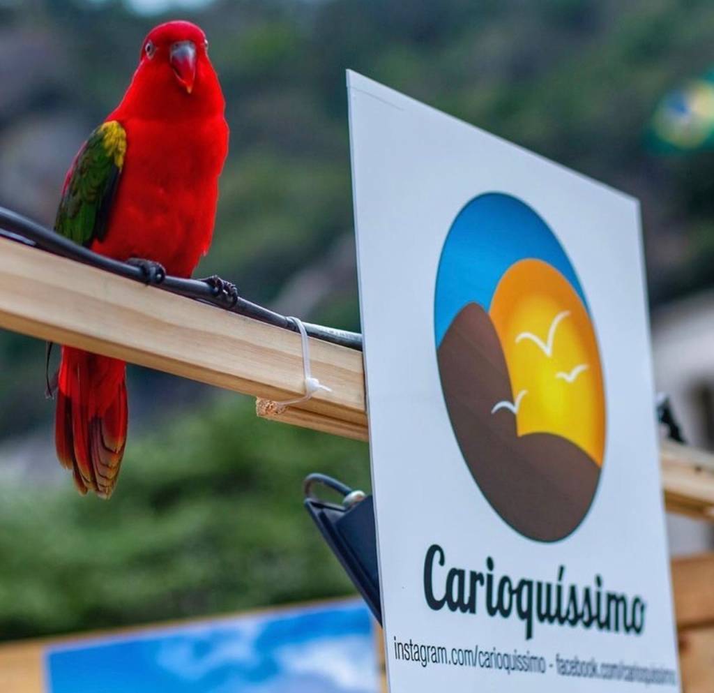 Foto mostra placa da feira Carioquíssima