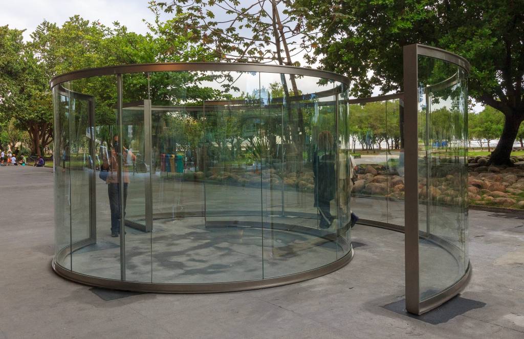 A instalação Molinete, uma estrutura circular de vidro e aço