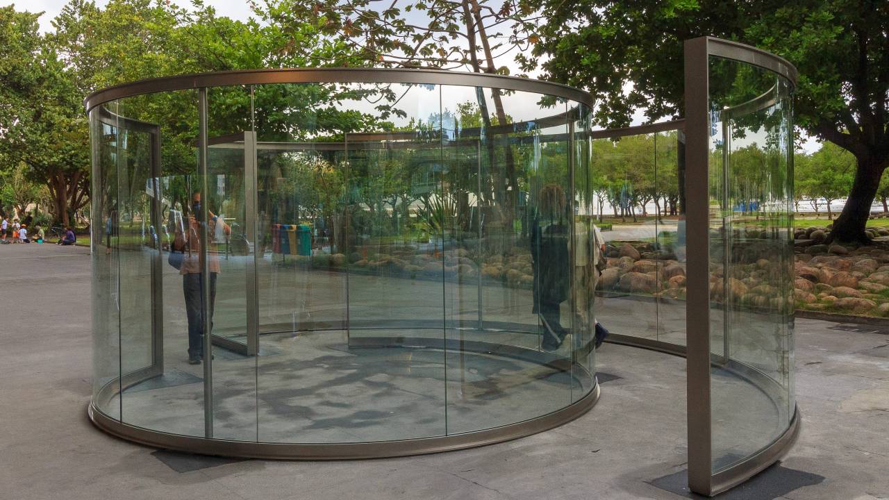 A instalação Molinete, uma estrutura circular de vidro e aço