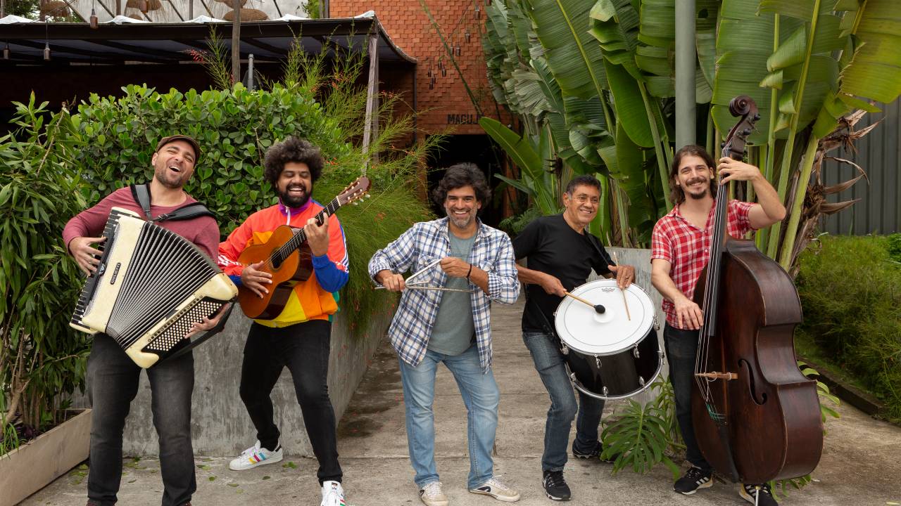 Os cinco músicos do projeto Forró da Gávea com seus instrumentos. Ao centro, Pedrinho Miranda com o triângulo.