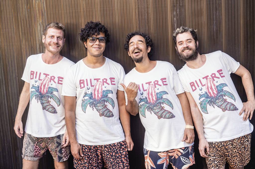 Os quatro integrantes da banda Biltre usam camiseta com desenho de uma banana e o nome da banda
