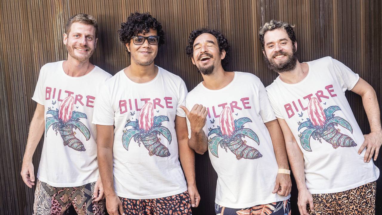 Os quatro integrantes da banda Biltre usam camiseta com desenho de uma banana e o nome da banda