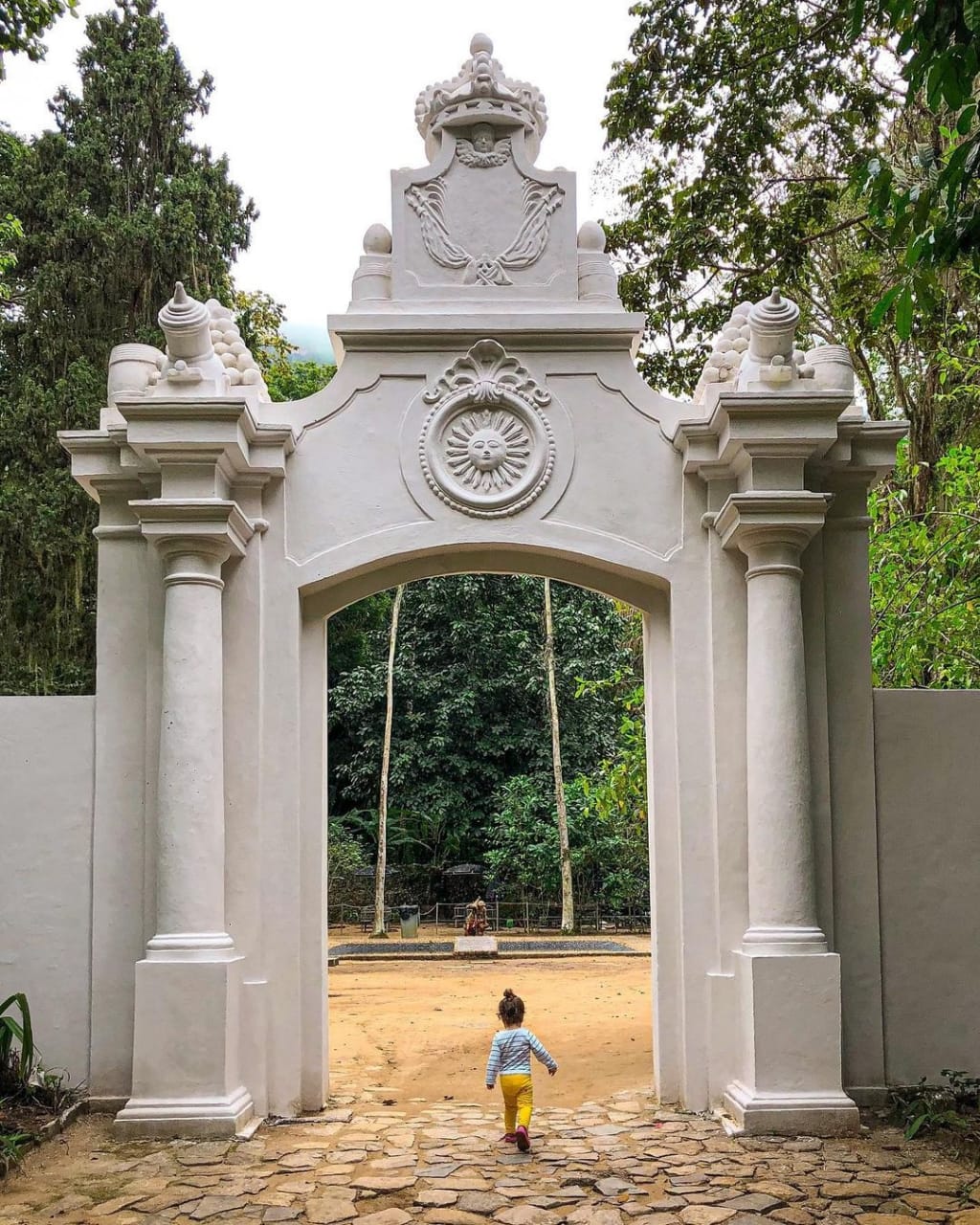 Foto mostra portal de entrada do parquinho do Jardim Botânico