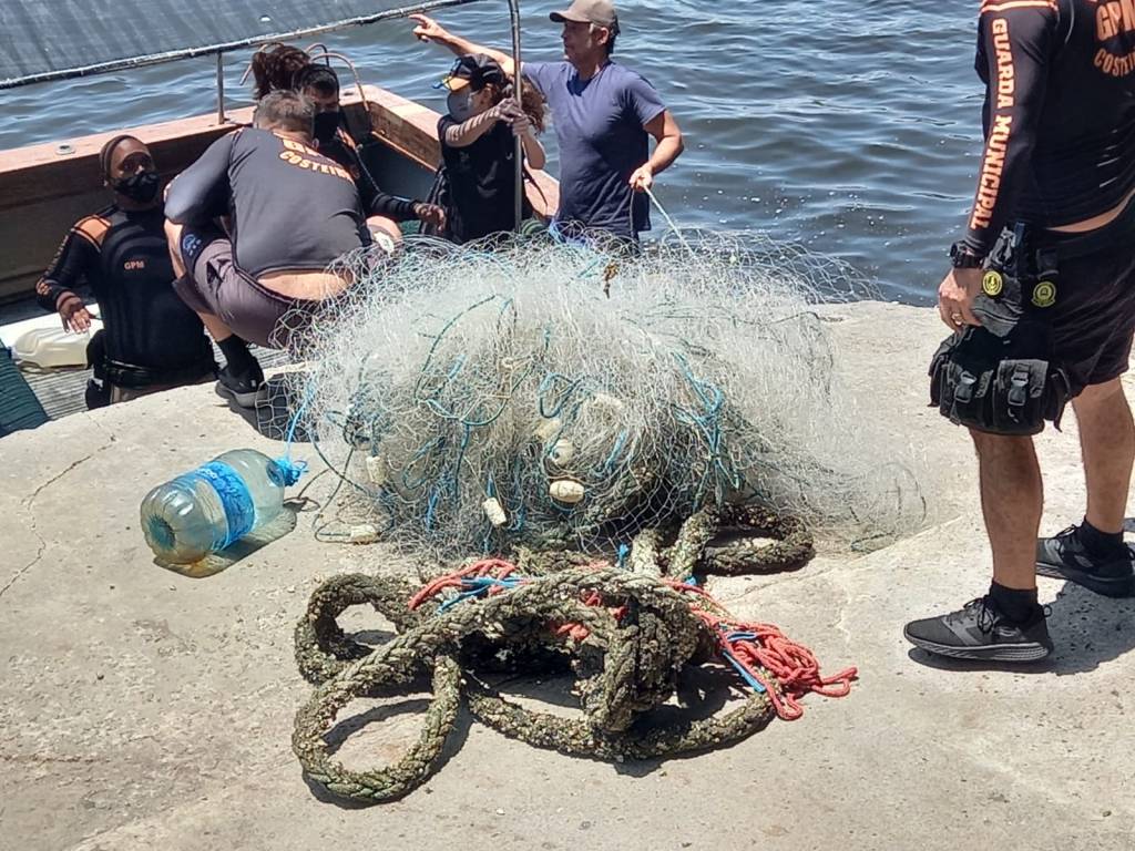 Foto mostra redes de pesca emaranhadas