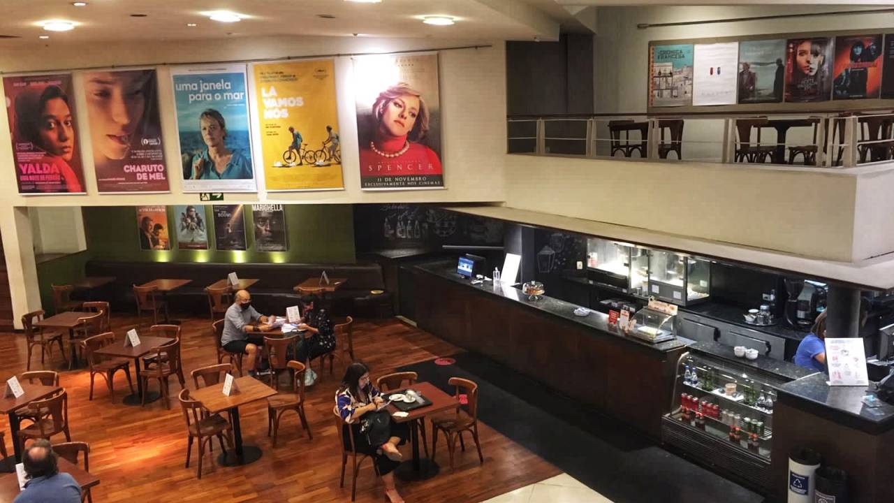 Foto do foyer e do café do Estação Net Rio, visto de cinema