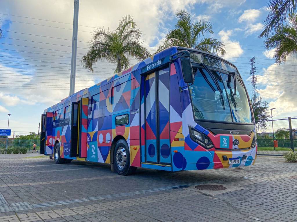 Foto mostra ônibus elétrico colorido