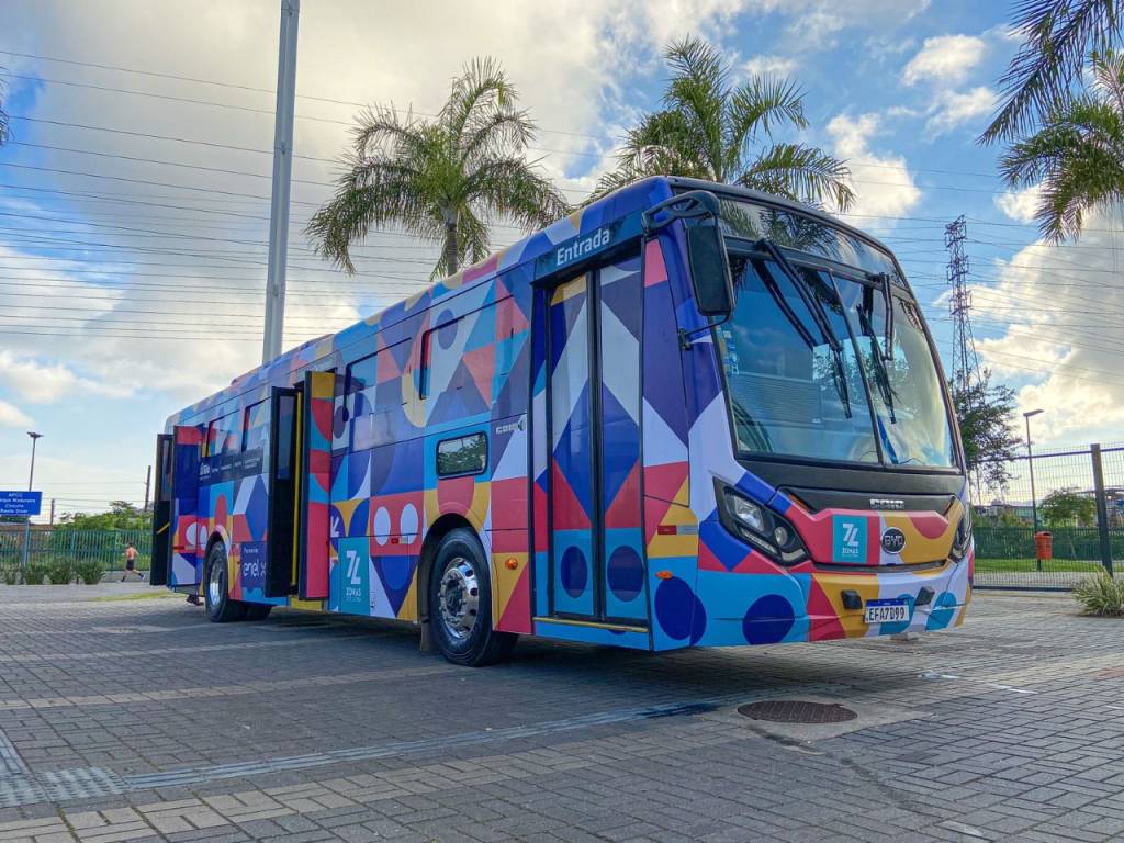 WhatsApp Image 2021-11-11 at 16.53.31 Foto mostra ônibus elétrico colorido