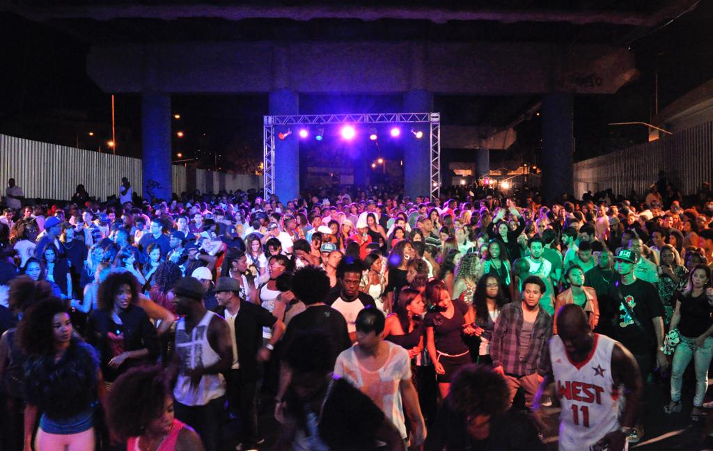 A foto mostra a multidão na pista de dança durante o Baile Charme do Viaduto de Madureira