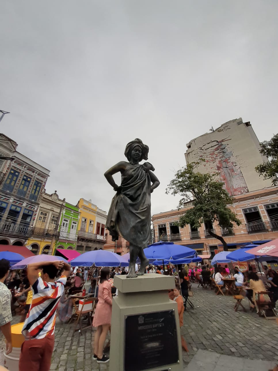 foto mostra a estátua de Mercedes Baptista