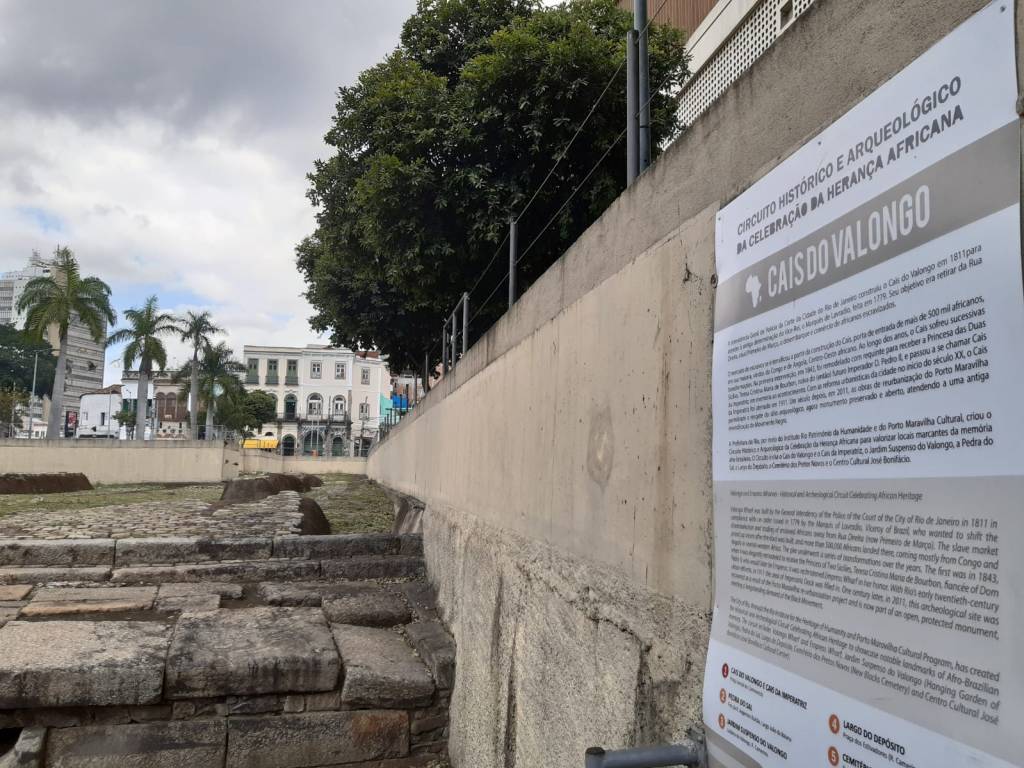 Foto mostra o monumento Cais do Valongo