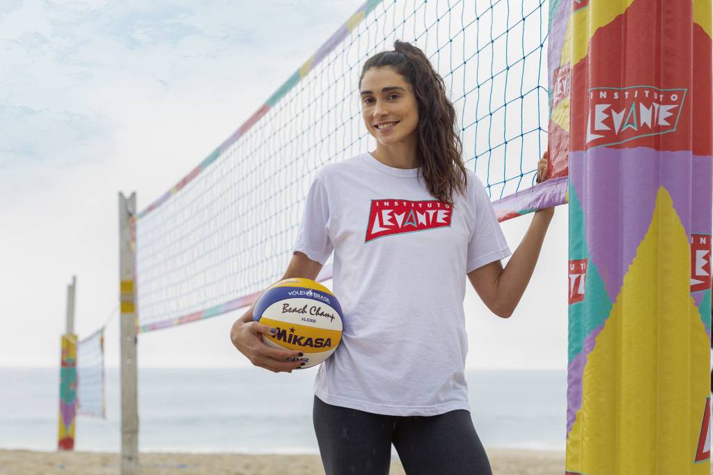 Atitude transformadora: a jogadora de vôlei dá aulas gratuitas a crianças e jovens na Praia de Ipanema -