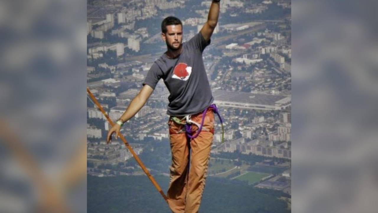 Foto mostra o praticante de highline Nathan Paulin realizando uma travessia a metros de altura do chão