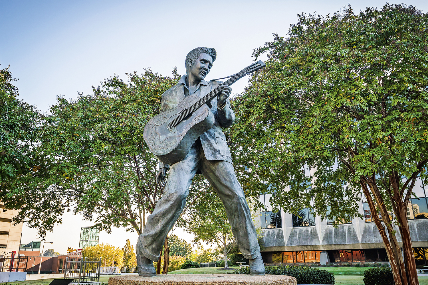 A estátua de Elvis Presley em Memphis: a cidade americana inspira roteiro pela bossa nova no Rio -