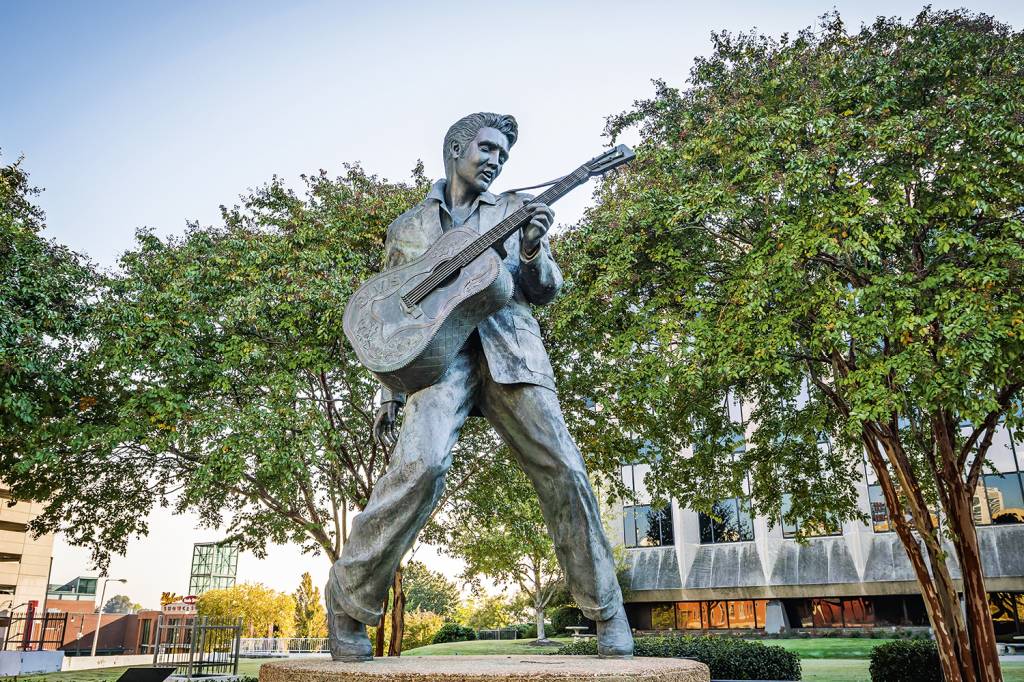 shutterstock_519193180.jpg A estátua de Elvis Presley em Memphis: a cidade americana inspira roteiro pela bossa nova no Rio -
