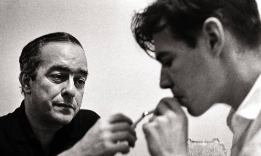 vinicius tom Vinicius de Moraes acende o cigarro de Tom Jobim
