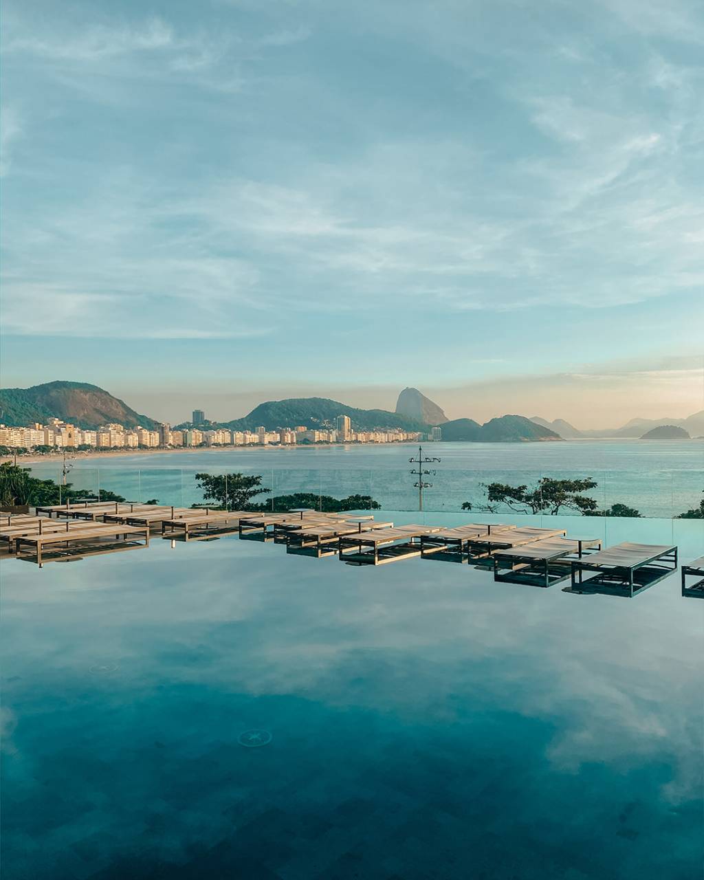 Foto da piscina do Hotel Fairmont com a vista da praia de Copacabana