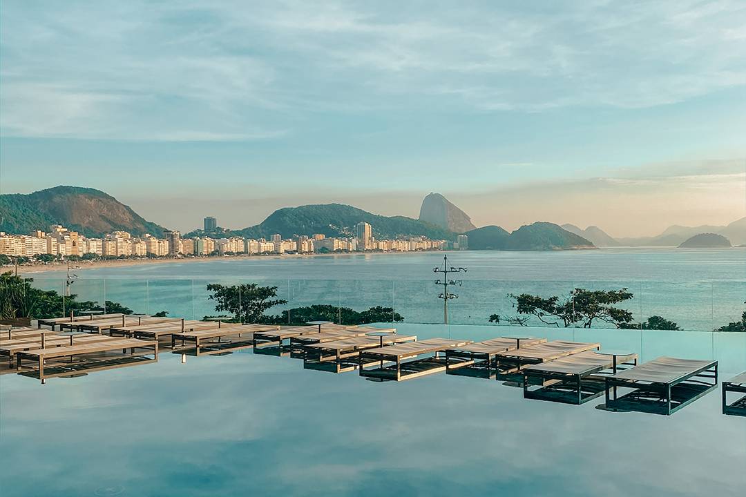 Foto da piscina do Hotel Fairmont com a vista da praia de Copacabana