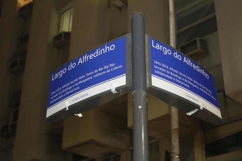Foto mostra placas escritas "Largo do Alfredinho"