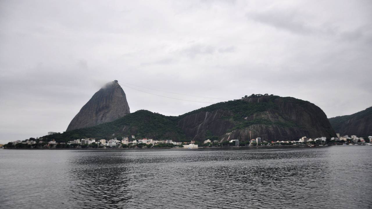 O Morro da Urca e a Praia de Botafogo vistos em dia de chuva