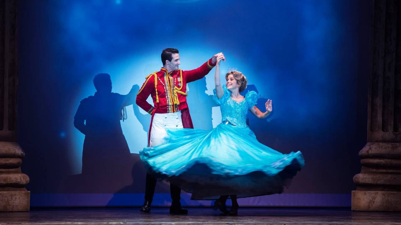 Sucesso absoluto em todo o país, o musical Cinderella está de volta à cidade