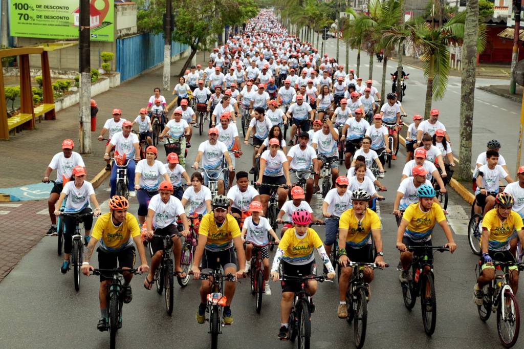Foto mostra ciclistas andando em grupo