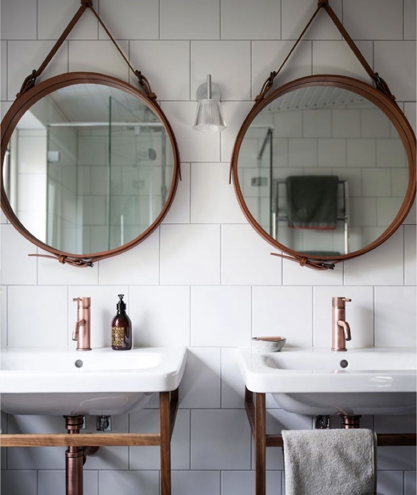 A imagem mostra dois espelhos Adnet na parede de um banheiro
