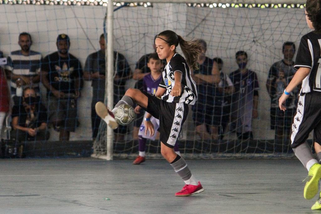 Foto mostra menina de 13 anos jogando futsal