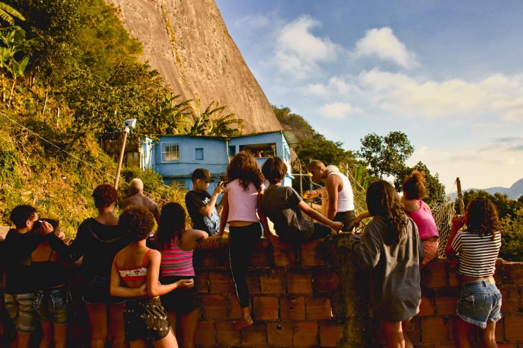 Foto mostra moradores da Rocinha