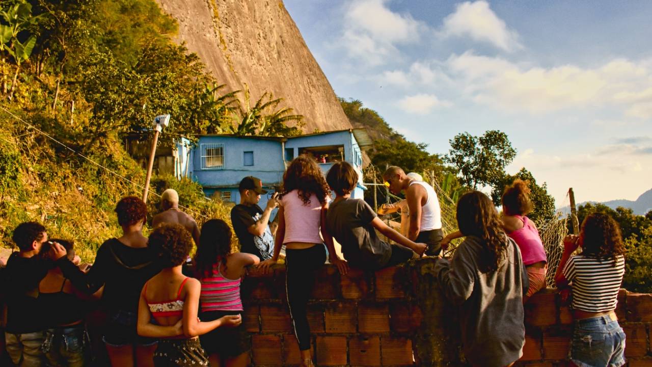 Foto mostra moradores da Rocinha