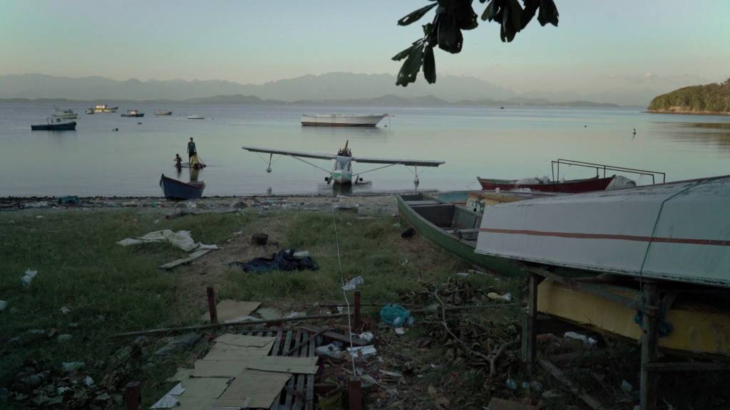 Cineasta registra personagens que habitam o entorno da Baía de Guanabara