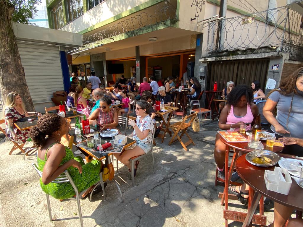 Carnes na brasa e petiscos de boteco, as opções irresistíveis do Assado na Vila, com suas mesinhas na calçada.