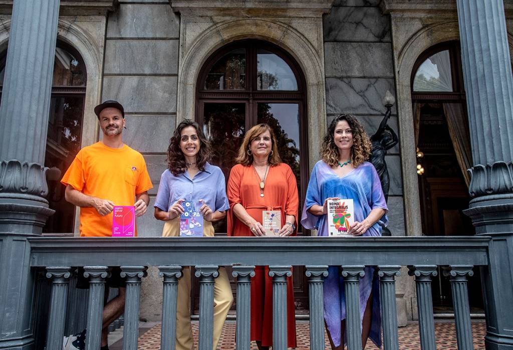 Foto mostra os autores André Carvalhal, Fe Cortez, Giovanna Nader e Yamê Reis segurando livros