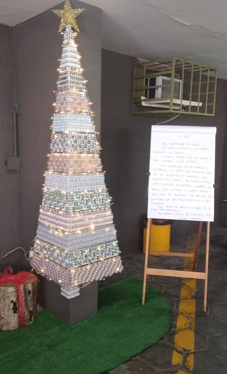 Montada com frascos de vacina, árvore de Natal em Santa Teresa bomba na web  | VEJA RIO