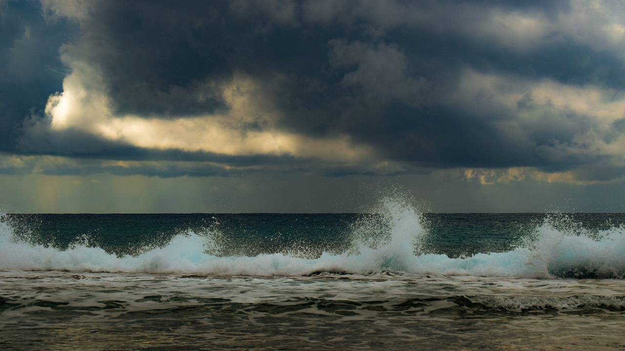 Praia em dia nublado