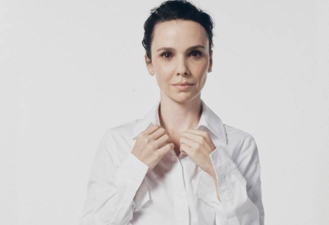 Débora Falabella: “Teatro é resistência o tempo inteiro”