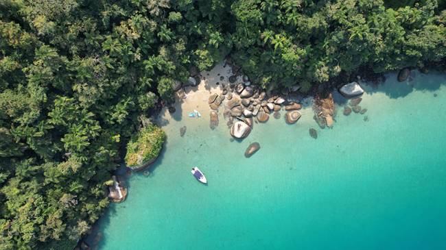 Tesouros desconhecidos de Paraty: a prainha na Enseada da Preguiça