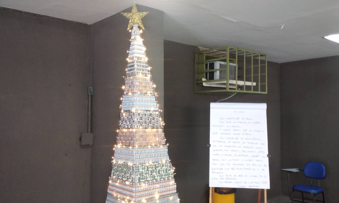 Montada com frascos de vacina, árvore de Natal em Santa Teresa bomba na web  | VEJA RIO