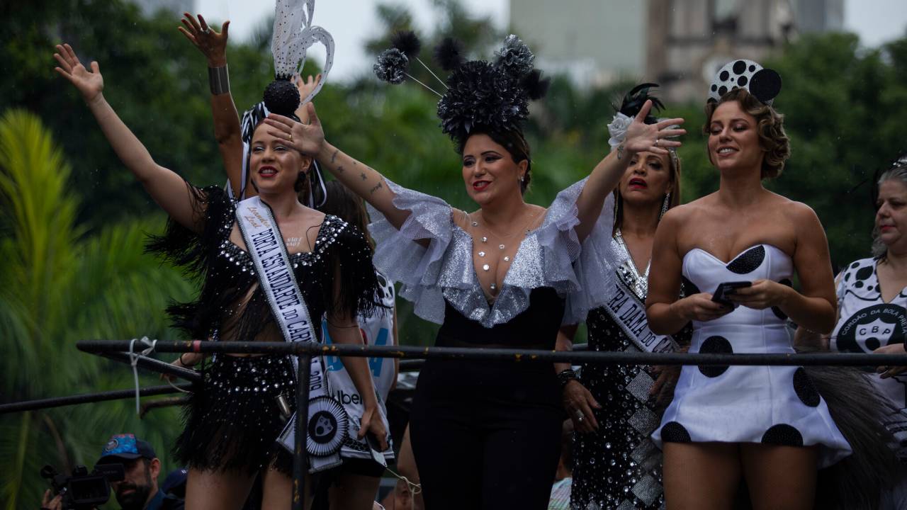 Foto mostra artistas no trio elétrico do Cordão da Bola Preta