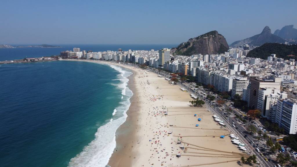 Foto mostra a orla de Copacabana