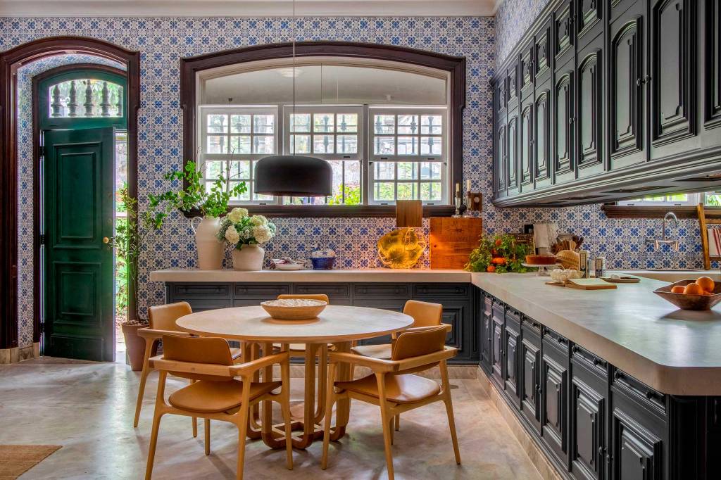 ANNA-MALTA_ANDREA-DUARTE-002 Anna Malta e Andréa Duarte – Cozinha dos Amigos Leia mais em: https://casacor.abril.com.br/decoracao/cozinhas-coloridas-da-casacor/