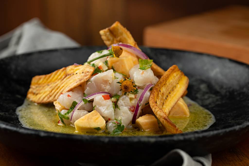 Bistrô da Casa: ceviche de pirarucu de manejo com banana-da-terra e jambu